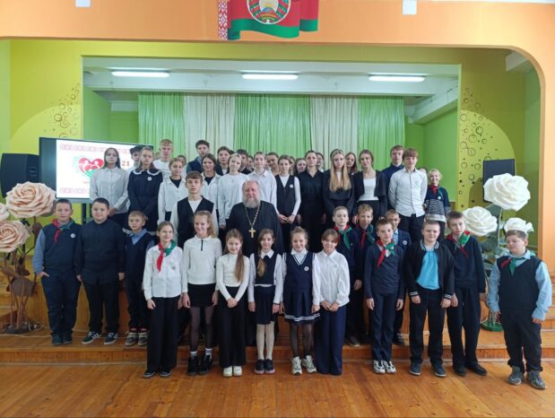 В рамках Недели родительской любви иерей Александр Лукьянович провел беседу о семейных ценностях с учащимися старших классов ГУО «Лошницкая средняя школа Борисовского района»